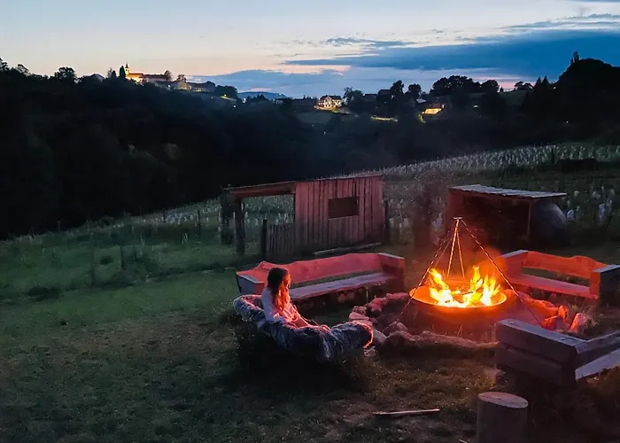 Boutique Glamping Divja Divine Сasa de vacaciones Zgornja Korena